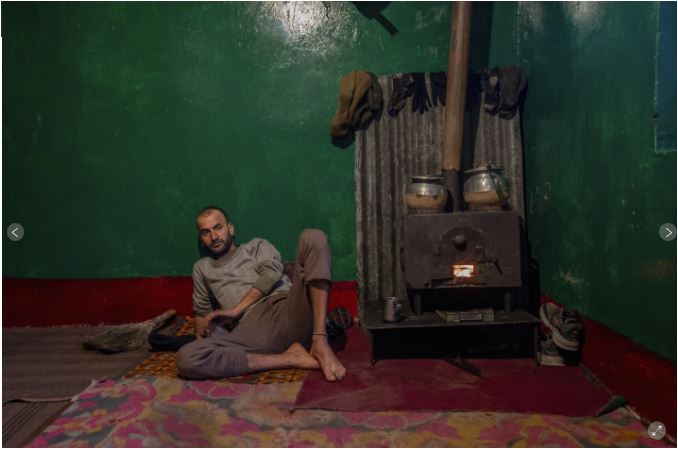 محمد قیوم، روستایی کشمیری، که به عنوان باربر ارتش کار می کند، هنگام پختن شام در روستای درانگ در شمال غربی سرینگر، کشمیر تحت کنترل هند، در حالی که در نزدیکی اجاق هیزمی نشسته است، خود را  پنجشنبه، 21 دسامبر 2023 گرم می کند . اجاق های هیزمی معمولاً در روستاها استفاده می شود. زیرا نه تنها برای پخت و پز استفاده می شود بلکه به گرم نگه داشتن خانه نیز کمک می کند.